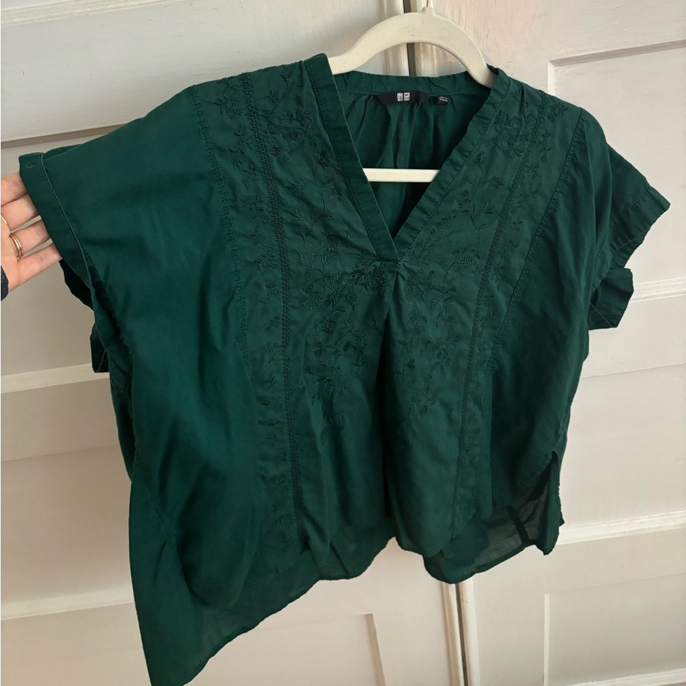 Uniqlo green blouse size S fits up to medium comfortably